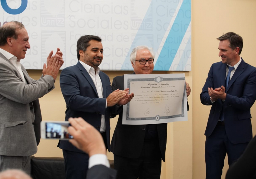Manuel Castells recibió el título de Profesor Honorario de la UNLZ