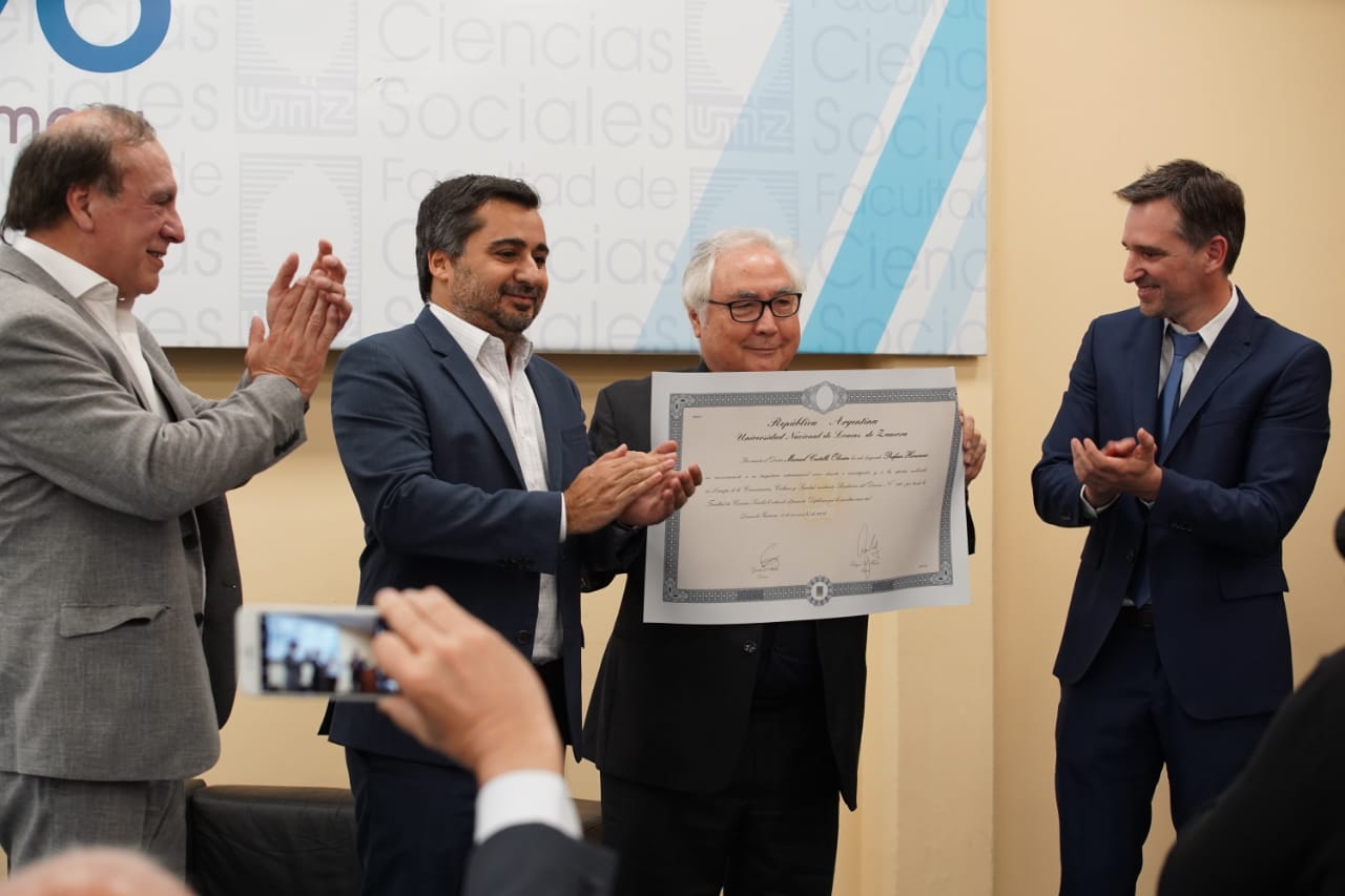 Manuel Castells recibió el título de Profesor Honorario de la UNLZ